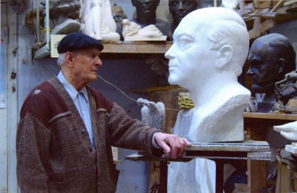 Скульптор пішов з життя у 91 рік.