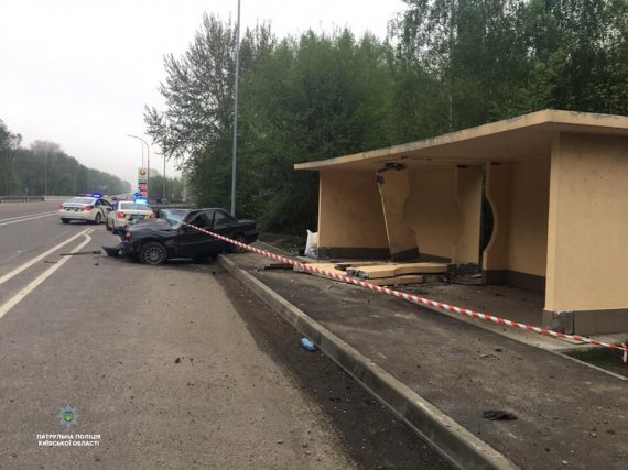 Під Києвом водій легковика Mitsubishi Galant перевищив швидкість і врізався у зупинку громадського транспорту