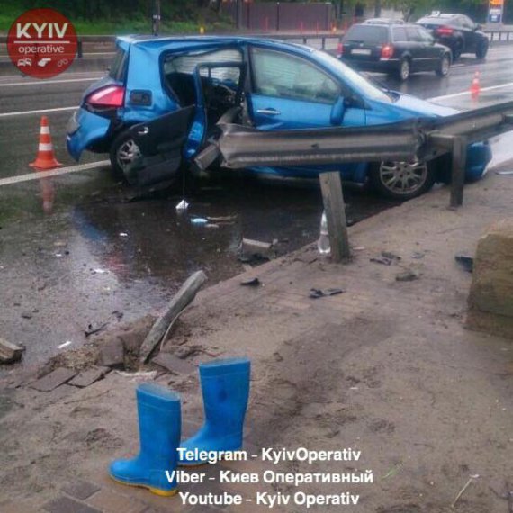 У Києві  водій Renault не впорався з кермуванням та влетів у відбійник