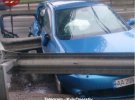 В Киеве водитель Renault не справился с управлением и влетел в отбойник