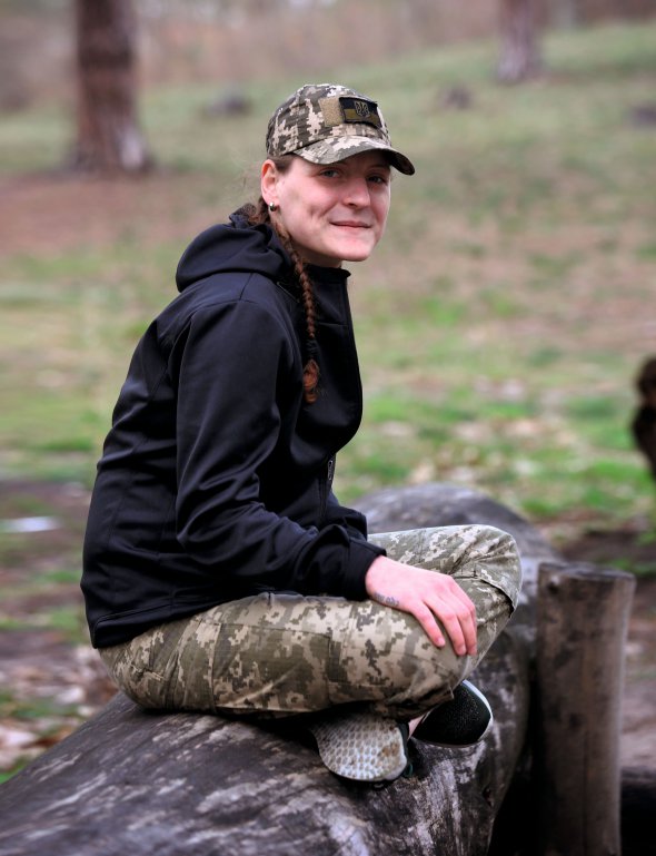 Юлія ТОЛОПА, 23 роки, аеророзвідниця. Народилася 3 липня 1995 року в місті Благодарний Ставропольського краю РФ. Мати – бухгалтер, батько був далекобійником, загинув. Школу закінчила в Кисловодську, куди сім’я переїхала. Займалася в секції штурмового рукопашного бою. Медичний інститут покинула на другому курсі, коли в Україні почалася Революція гідності. Переїхала до Києва. Вступила в самооборону Майдану. У червні 2014-го стала добровольцем. Воювала в батальйонах ”Айдар” і ”Донбас”. Має кілька контузій і поранень. Аеророзвідниця. Позивний ”Валькірія”. Служить за контрактом у 15-му батальйоні 58-ї бригади Збройних сил України. Вивчила і вільно розмовляє українською мовою. П’ятий рік намагається отримати українське громадянство. Захоплюється сучасною українською поезією. Улюблені автори – Сергій Жадан і Катерина Бабкіна. Має 13 татуювань. У шлюбі. Доньці Мирославі 3 роки і 9 місяців