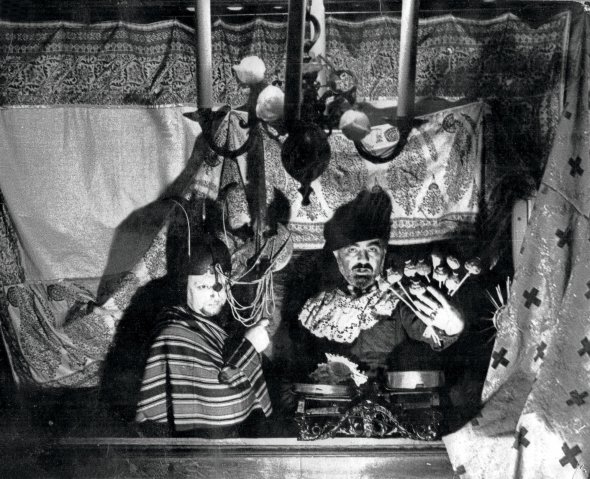 Наприкінці 1960-х режисеру Сергієві Параджанову заборонили знімати кіно. Він влаштовував фотосесії, зображав персонажів із різних епох. Плівки вилучило КДБ. Залишилося лише це фото 1972 року. Параджанов (праворуч) переодягнувся голландським купцем, а Олександр Муратов – лицарем