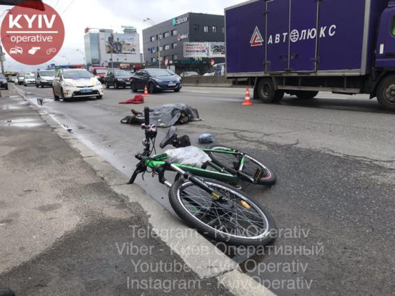 В Киеве грузовик сбил насмерть велосипедиста