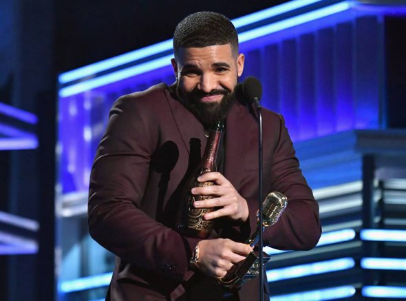 Репер Дрейк встановив рекорд як артист із найбільшою кількістю нагород Billboard Music Awards. Має 27 статуеток, 12 з яких отримав на цьогорічній церемонії вручення