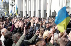 Люди аплодують Верховній Раді після ухвалення закону про забезпечення функціонування української мови як державної. 25 квітня їх зібралося на площі Конституції під парламентом понад тисячу. Чекали на рішення дві години