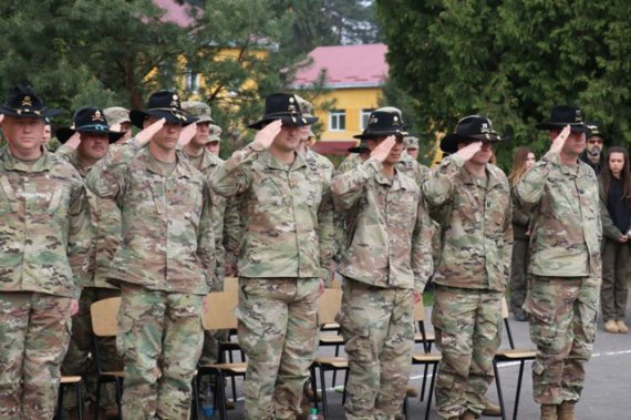 Американские военные из 2-й тактической группы "Страйк" 101-й десантной дивизии США приехали в Международный центр миротворчества и безопасности Национальной академии сухопутных войск имени гетмана Петра Сагайдачного