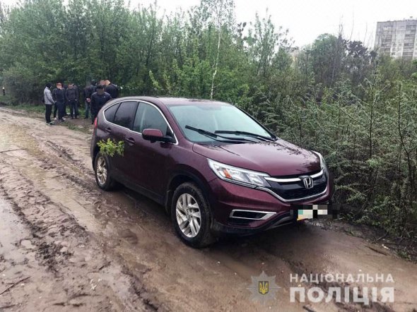 У Києві чоловік намагався викрасти авто Honda CR-V з поліцейським у салоні