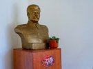 Бюст ката Сталіна стоїть у вестибюлі управління сільськогосподарського кооперативу "Правда" в селі Первомайського району 