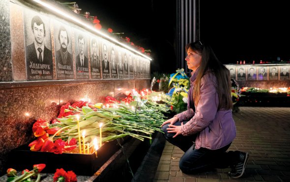 Жінка віддає шану загиблим ліквідаторам аварії на Чорнобильській атомній електростанції, що сталася вночі 26 квітня 1986 року. Біля меморіалу в місті Славутич на Київщині провели панахиду