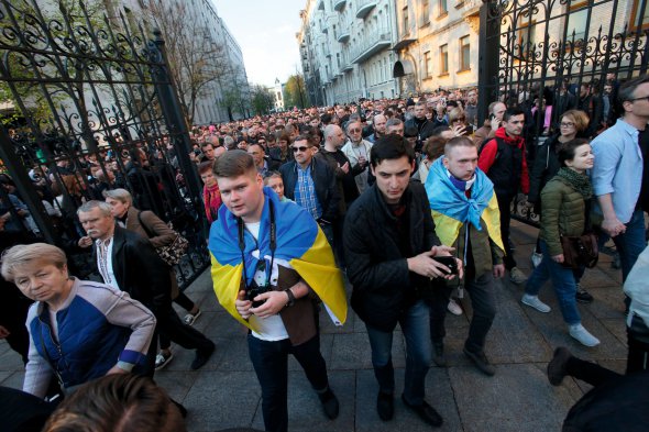 Кілька тисяч українців прийшли під Адміністрацію президента 22 квітня подякувати Петрові Порошенку за його роботу на посаді глави держави