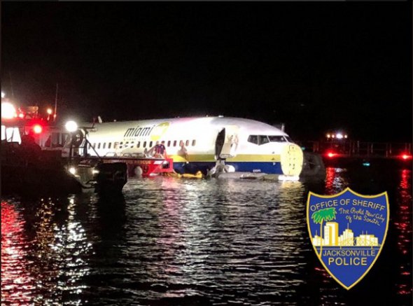 У США пасажирський Boeing 737 упав у річку