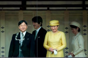 Новый император Японии Нарухито вместе с женой поздравил японцев. Фото: Fox