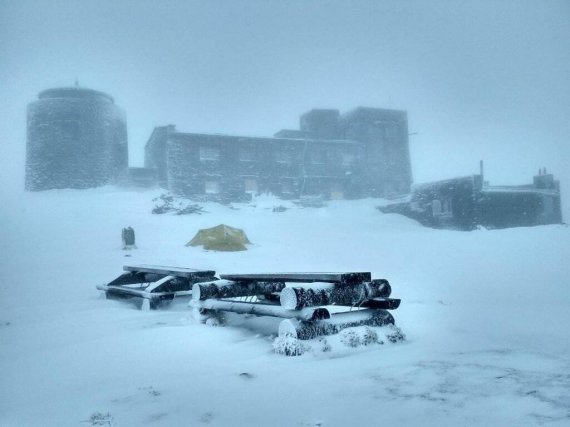 Карпатскую гору Поп Иван Черногорский с 1 по 4 мая засыпало снегом. Фото: Facebook
