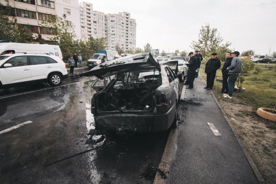 У Києві на Лариси Руденко Amulet влетів у припарковані автомобілі і загорівся