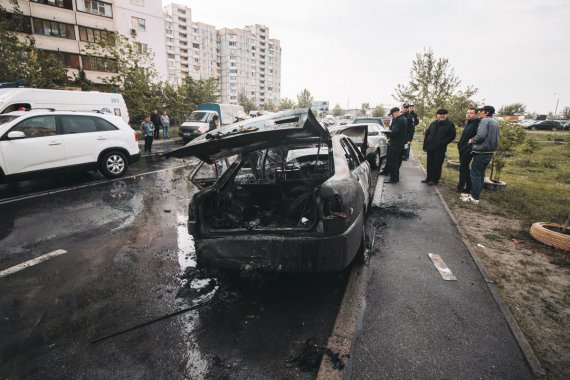 В Киеве на Ларисы Руденко Amulet влетел в припаркованные машины и загорелся