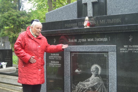 Родичі померлих самі доглядають за могилами