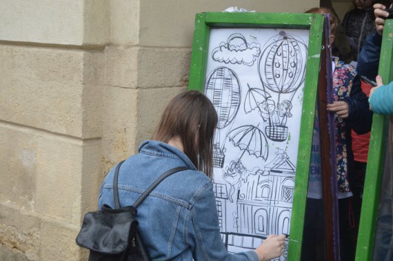 На Площади Рынок организовали мастер-класс рисунка на стекле «Как-то во Львове»