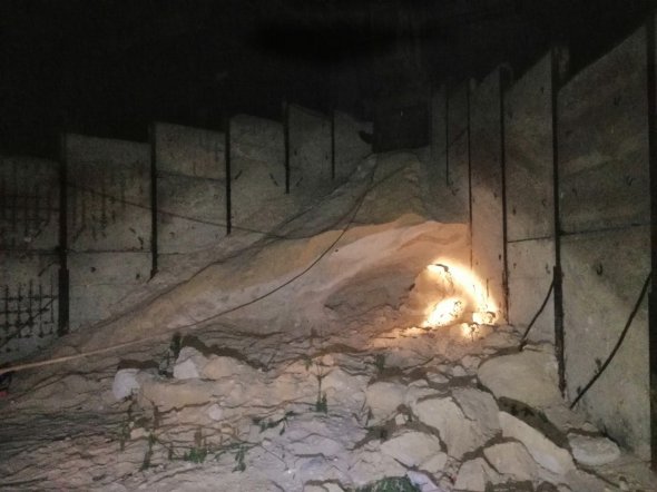 У Маріуполі     2 дітей загинули під зсувом піску у покинутому ангарі