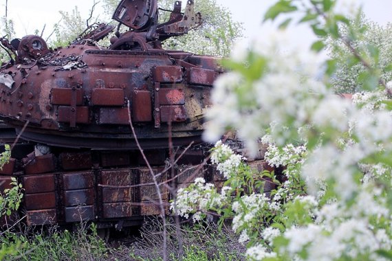 Танк-меморіал стоїть біля Троїцького. До нього приходять українські солдати, щоб віддати шану загиблим побратимам