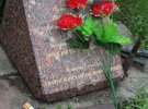 Танк-мемориал стоит у Троицкого. К нему приходят украинские солдаты, чтобы почтить память погибших собратьев