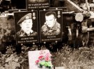 Танк-мемориал стоит у Троицкого. К нему приходят украинские солдаты, чтобы почтить память погибших собратьев