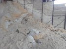 Діти, які загинули під зсувом піску у Маріуполі, гралися в старому ангарі і робили там собі печеру