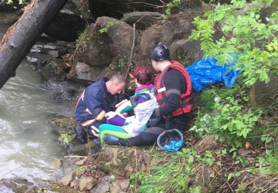 На Ивано-Франковщине 40-метрового обрыва в реку упал ГАЗ-66 (КУНГ) с 23 пассажирами