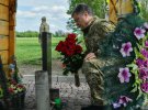 Президент Украины Петр Порошенко почтил погибших в бою с российскими захватчиками бойцов