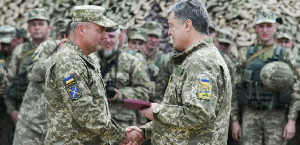 Президент Украины Петр Порошенко уволил Сергея Наева и назначил нового командующего ООС