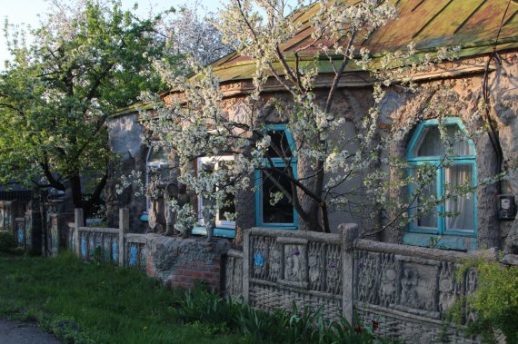 На окраине Полтавы частный дом украшен барельефами и статуями из бетона