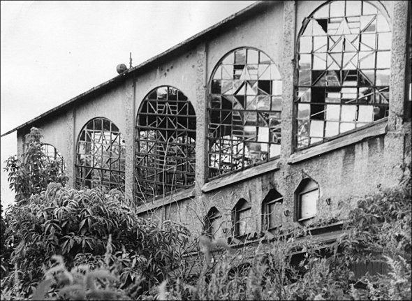 Фотокартка 1943 року. На верхній станції розбиті вікна.