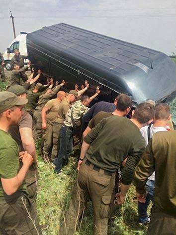 Бійці Національної гвардії України рятують людей, які потрапили в ДТП