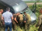 Бойцы Национальной гвардии Украины спасают людей, попавших в ДТП
