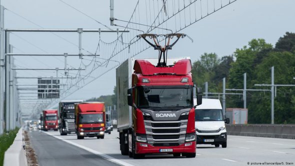 Электрическим автобаном в Германии курсируют грузовики, похожие на трамваи