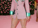 Эшли Грэм выбрала клетчатый розовый пиджак от Gucci