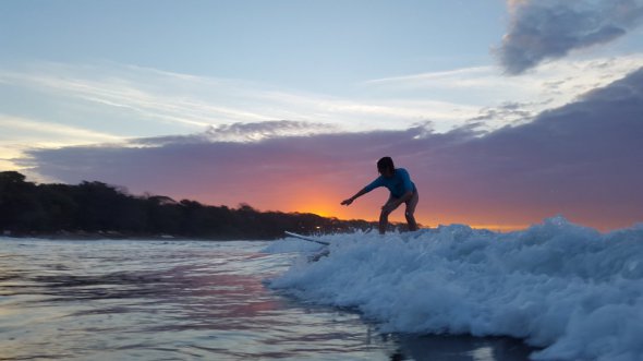Услуги серфинг-тренера достаточно дорогие: от $ 40 за занятие