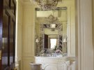 Венецианские зеркала придают интерьеру особый шарм. 