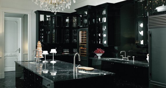 Черный гарнитур делает кухню оригинальной, придает ей элегантный и стильный вид.