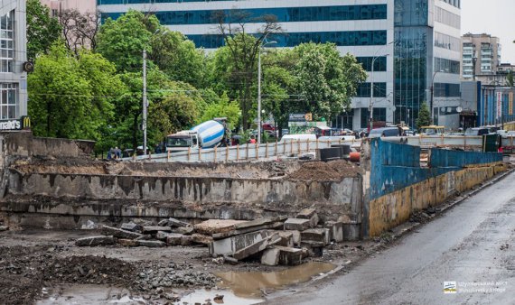 Шулявский мост продолжают реконструировать. Строители работают под дождем.