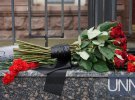 Вдень на парапеті посольства РФ було близько 20 букетів. Деякі квіти перев'язані чорною стрічкою. Також там залишили дві ікони й аркуш паперу з написом "Скорбим 05.05.2019".