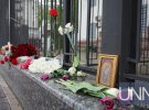 Днем ​​на парапете посольства РФ было около 20 букетов. Некоторые цветы перевязаны черной лентой. Также там оставили две иконы и лист бумаги с надписью "Скорбим 05.05.2019".