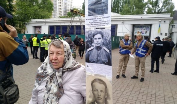 На акцию, что является аналогом "Бессмертного полка" в России, собралось несколько сотен человек