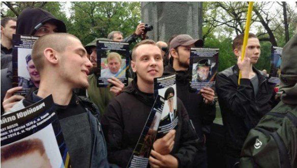 Ветераны АТО и националисы с портретами погибших на Донбассе бойцов