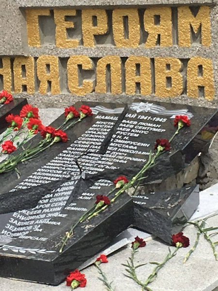 Крымскотатарская община дополнила памятник именами павших татар во Второй мировой войне. Гранитные плиты не простояли и трех дней