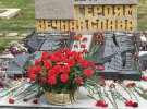 Кримськотатарська громада доповнила пам'ятник іменами полеглих татар у Другій світовій війні. Гранітні плити не простояли й трьох днів