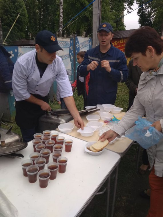 Польова кухня Вінниці: Гречкою з яловичиною пригощали рятувальники усіх бажаючих