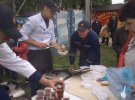 Польова кухня Вінниці: Гречкою з яловичиною пригощали рятувальники усіх бажаючих