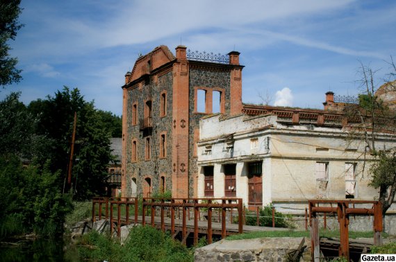 Руины водяной мельницы Потоцкого расположены в селе Соколец Немировского района Винницкой области. 