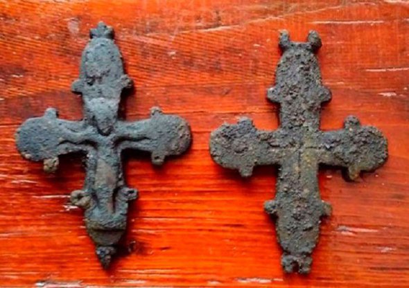 Бронзовий нагрудний хрест-складень орієнтовно ХІІ-ХІІІ століття. Фото: risu.org.ua
