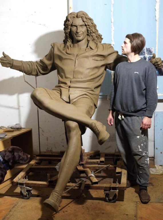 На фото скульптор Борис Данилюк с памятником.
